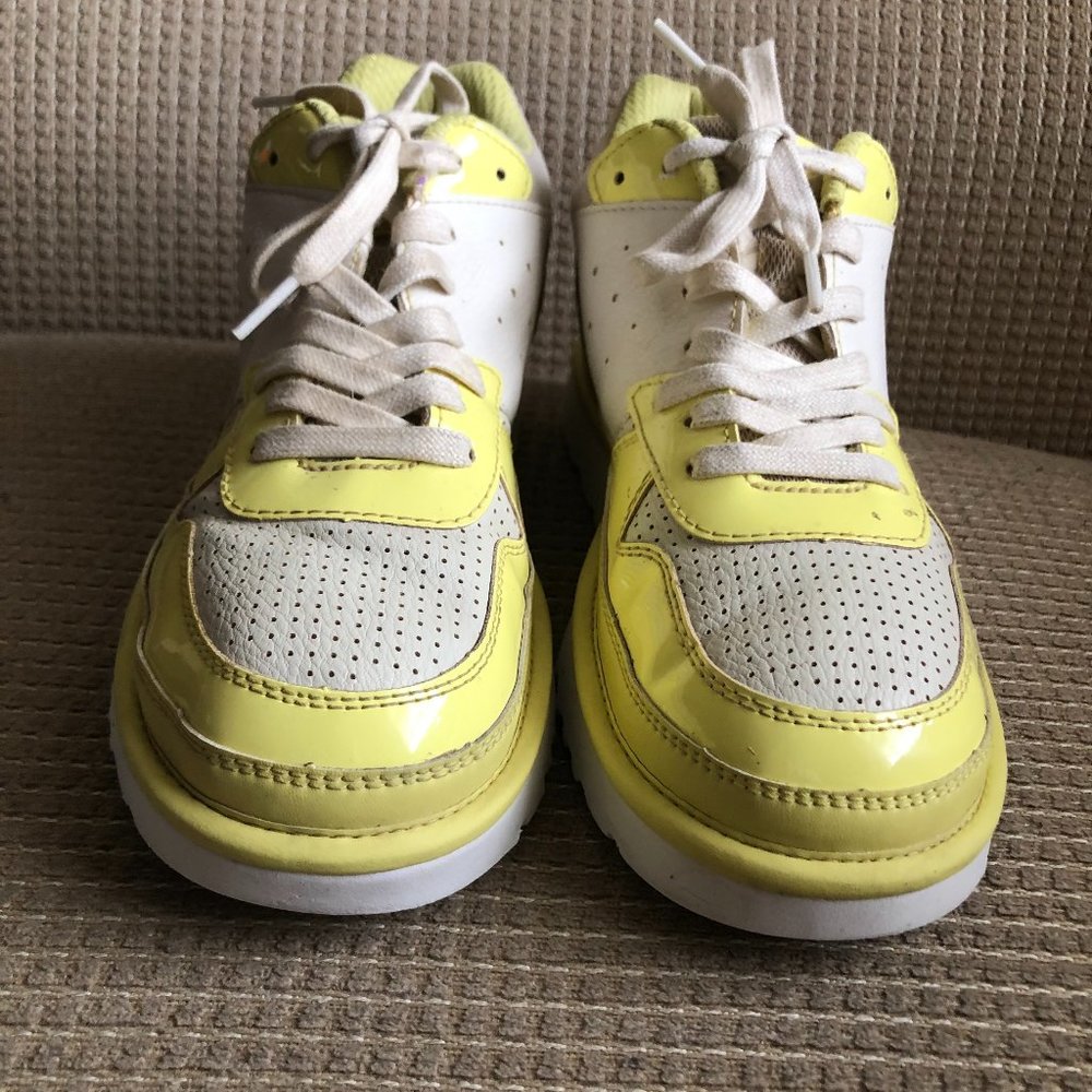 womens yellow nike tennis shoes
